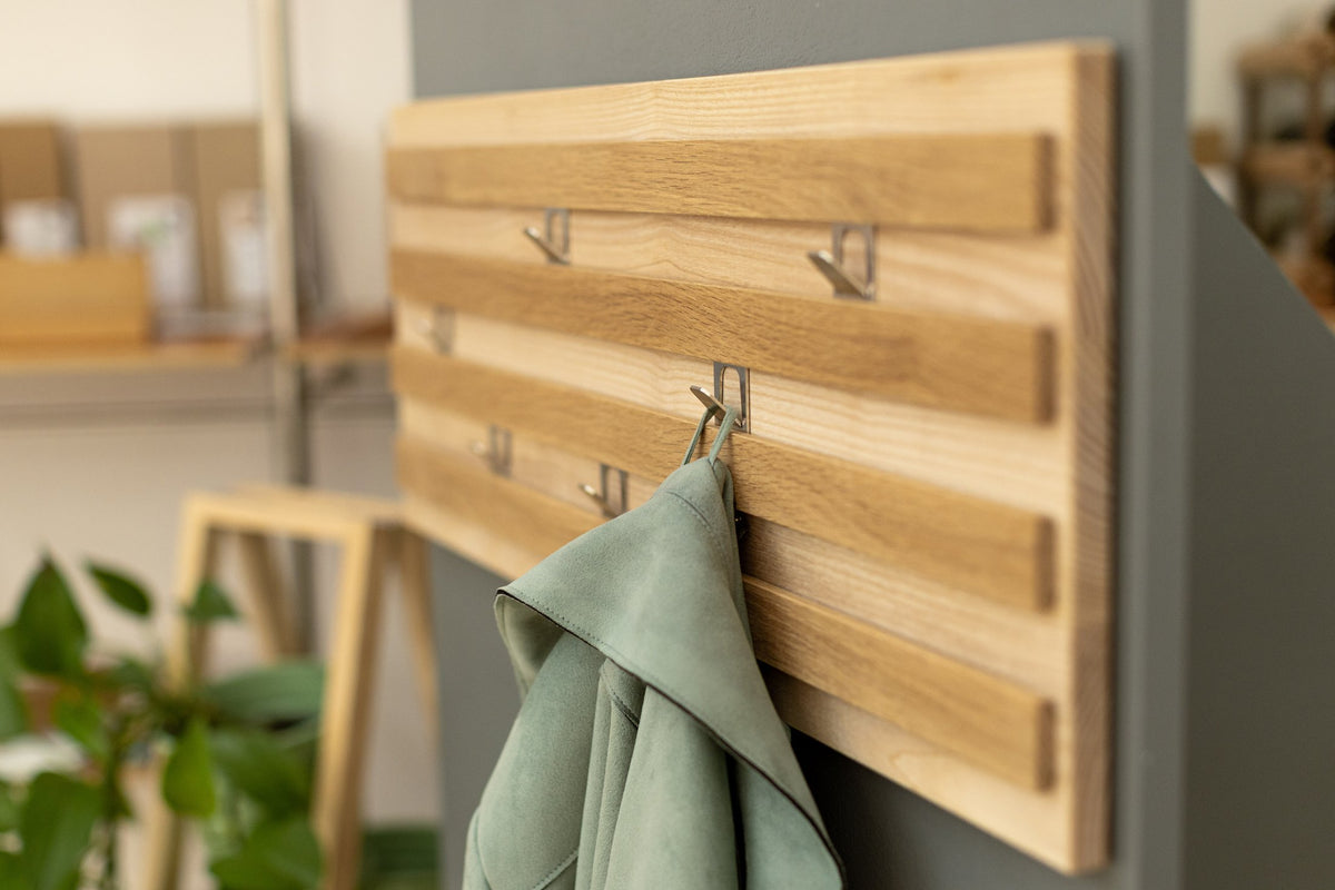 Wandgarderobe aus Eschen- und Eichenholz mit verschiebbaren Haken