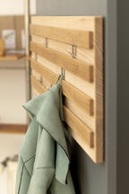 Wandgarderobe aus Eschen- und Eichenholz mit verschiebbaren Haken