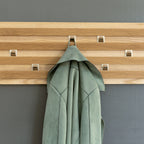 Wandgarderobe aus Eschen- und Eichenholz mit verschiebbaren Haken
