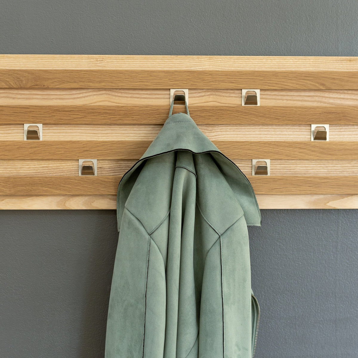 Wandgarderobe aus Eschen- und Eichenholz mit verschiebbaren Haken